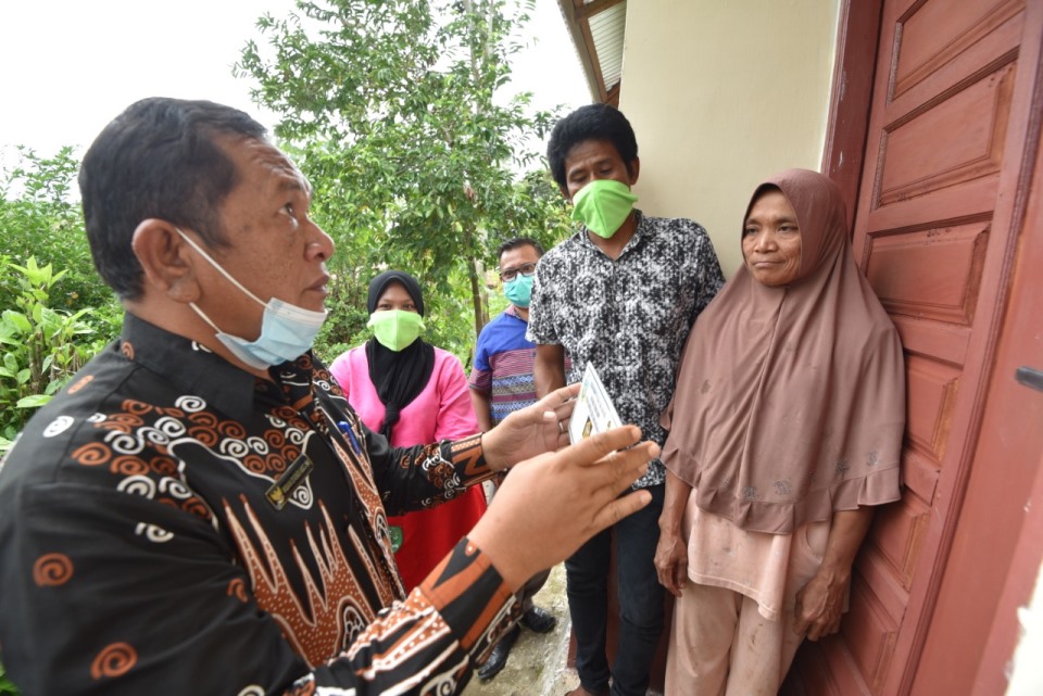 Walikota Irsan Efendi Nasution Serahkan 50 kunci rumah penerima Bantuan RTLH