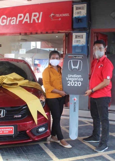 Pelanggan Setia Telkomsel Asal Rantau Prapat, Bawa Pulang 1 Unit Mobil Honda Brio