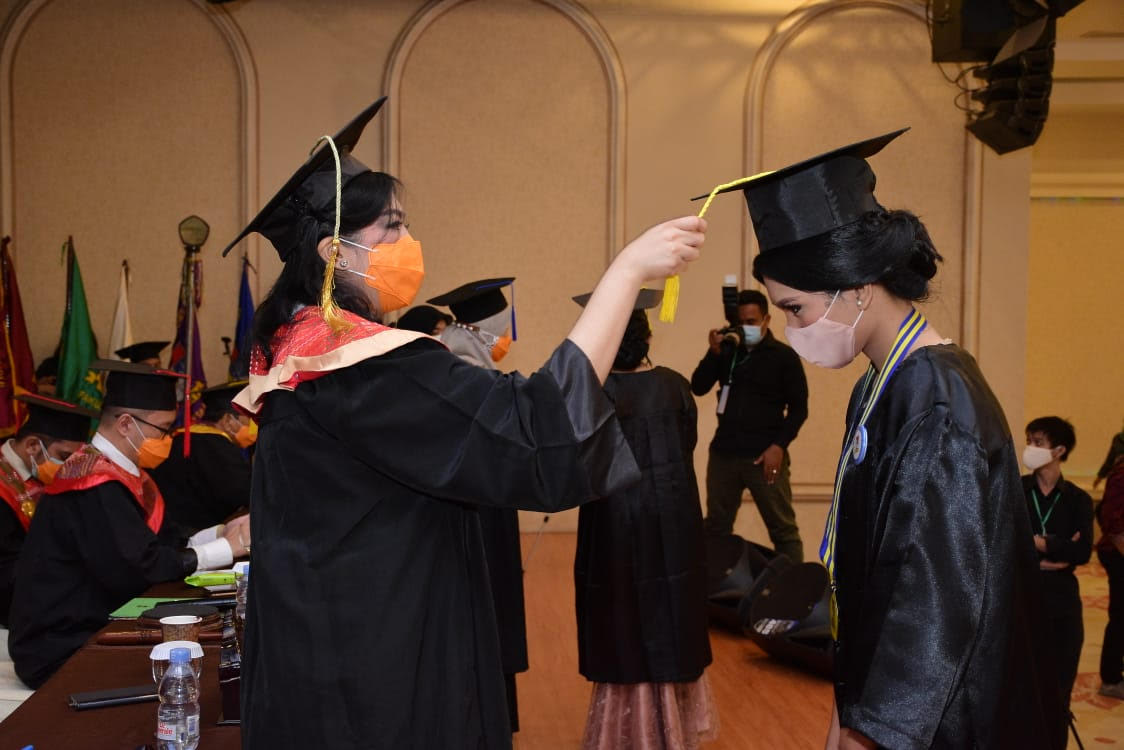 UNPRI Wisuda Lulusannya, Persaingan Dunia Kerja Semakin Sulit