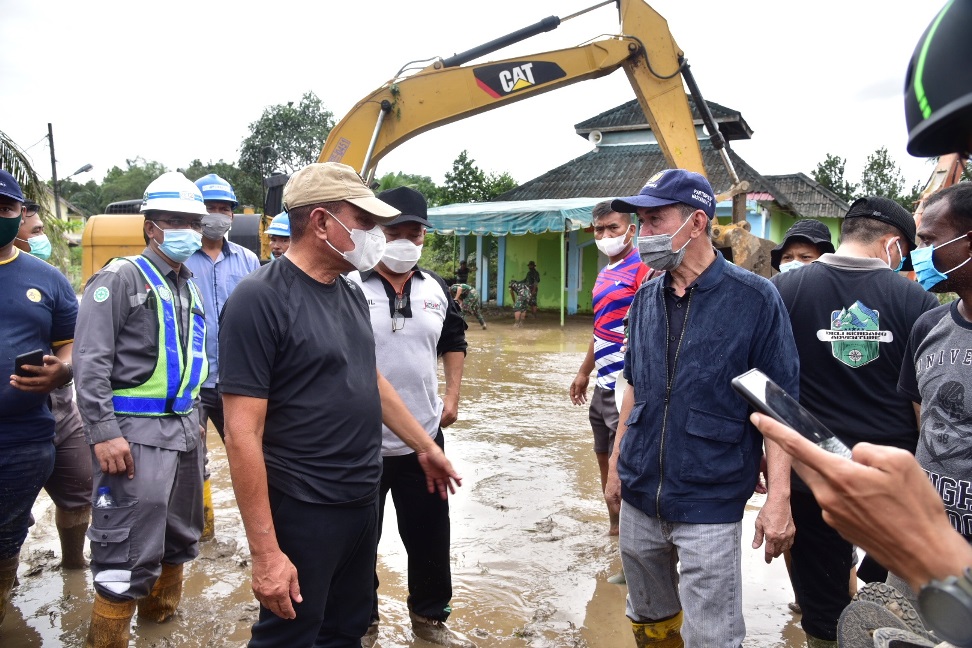 Tinjau Perumahan Warga,   Gubernur Edy Pastikan Pembenahan Pasca Banjir Lancar