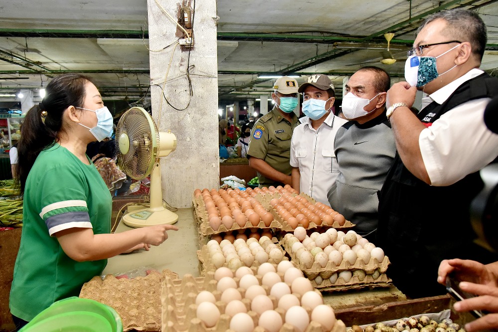 Tinjau Harga Bahan Pokok Pasar Petisah Gubernur: Harga Relatif Stabil