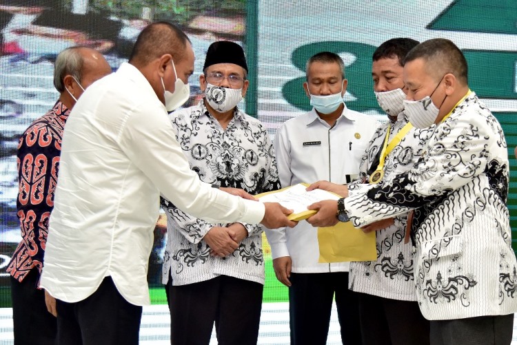 Serahkan Medali Gurulympics PGRI 2020 Edy Rahmayadi Ajak Guru Gunakan Metode Terbaik Dalam Mengajar