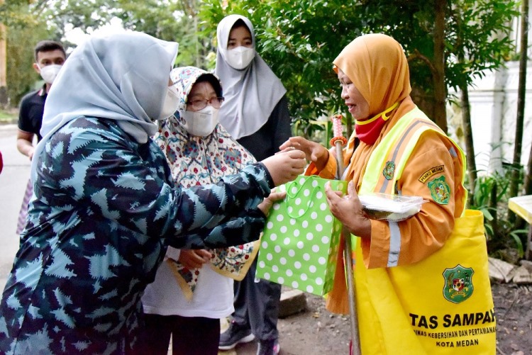 Senyum Penyapu Jalan, dapat Bingkisan dari Gubernur Edy