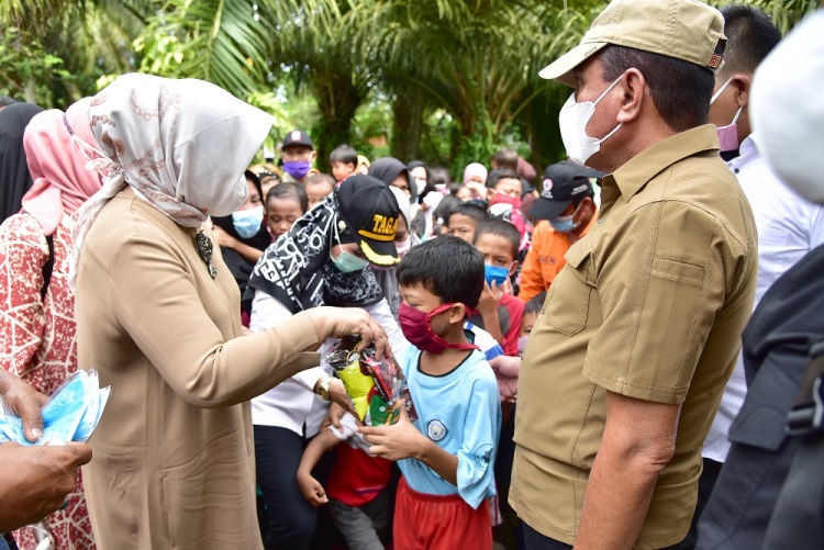 Gubernur Edy Rahmayadi Tinjau Banjir dan Serahkan Bantuan di Langkat