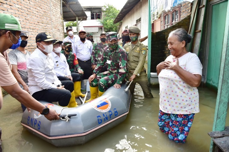 Gubernur Tinjau Permukiman Terdampak Banjir di Sergai Tegaskan Kesiapan Logistik, Posko dan Solusi Bencana