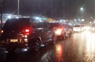 Jalan Siantar â€“ Parapat Macet Total, Kendaraan Tak Bisa Bergerak