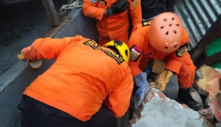Sekeluarga di Mamuju Terjebak, 5 Masih di Reruntuhan Akibat Gempa M 6,2