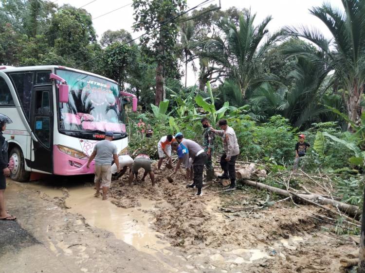 Longsor di Jalinsum Desa Nauli, Polisi Evakuasi Material