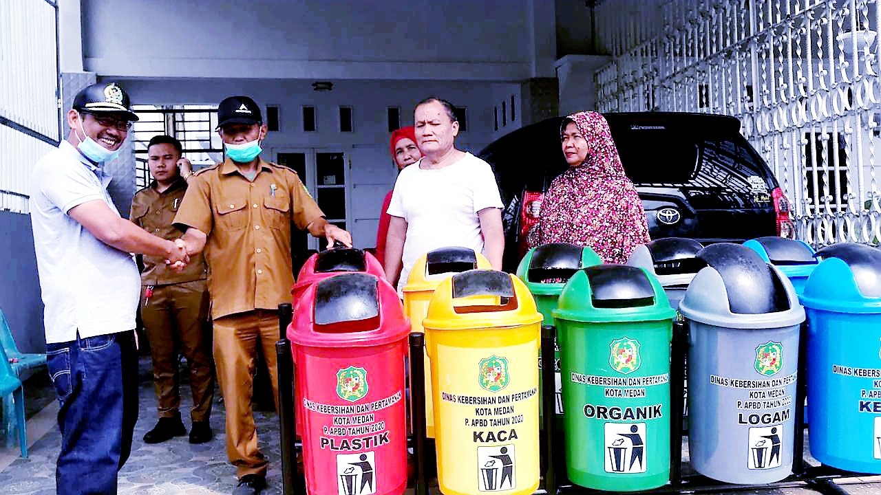 Antonius Tumanggor Realisasikan Kebutuhan Tong Sampah Warga