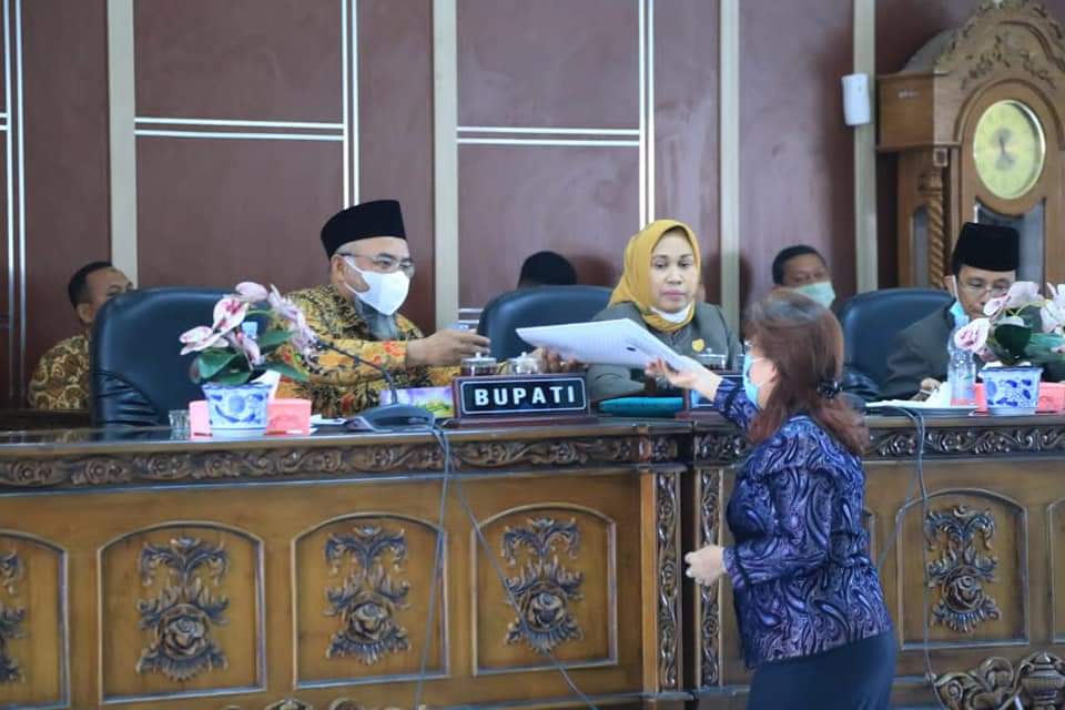 DPRD Sahkan Ranperda Labuhanbatu Tentang Retribusi Perizinan