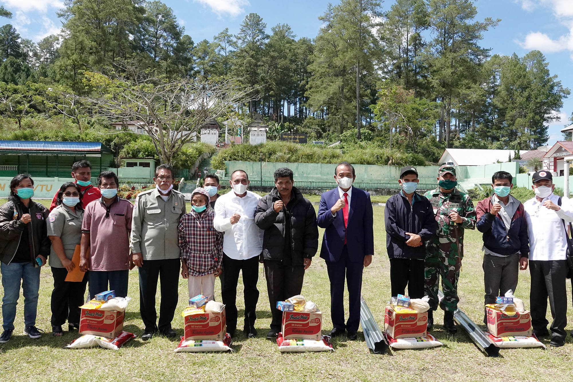 Gubernur Edy Serahkan Bantuan Bahan Bangunan dan Sembako untuk Korban Bencana Alam Taput