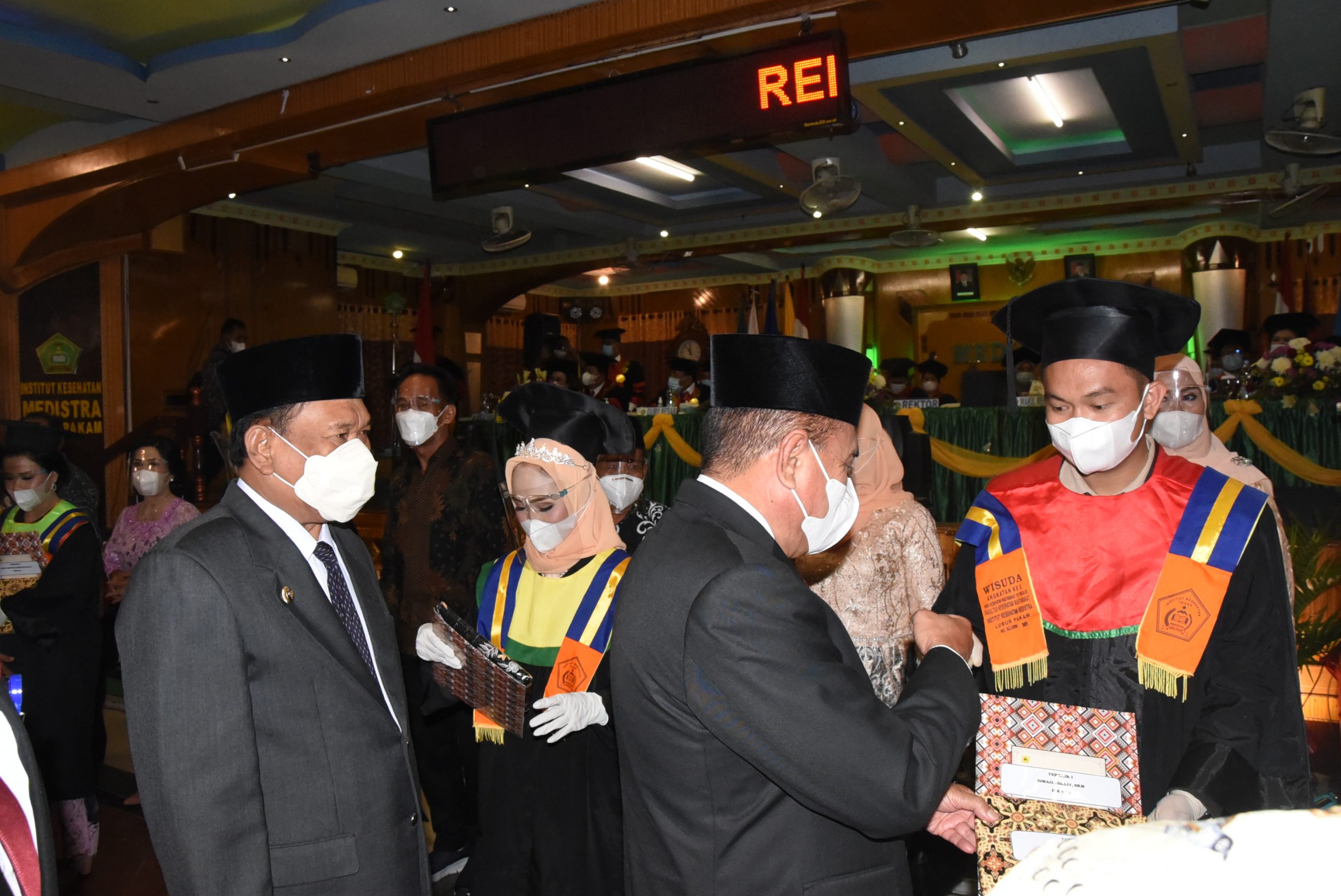 H Ashari Tambunan Hadiri Wisuda Profesi, Sarjana dan Ahli Madya Institut Kesehatan Medistra Lubuk Pakam