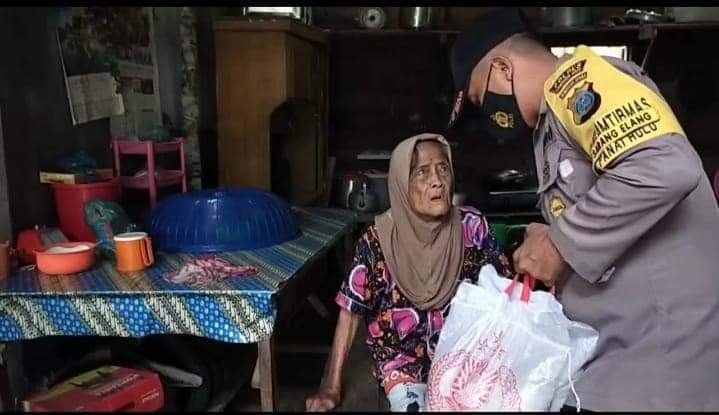 Bhabinkamtibmas Polsek Panai Tengah Sambangi Nenek Berusia 100 Tahun di Kecamatan Panai Hulu.