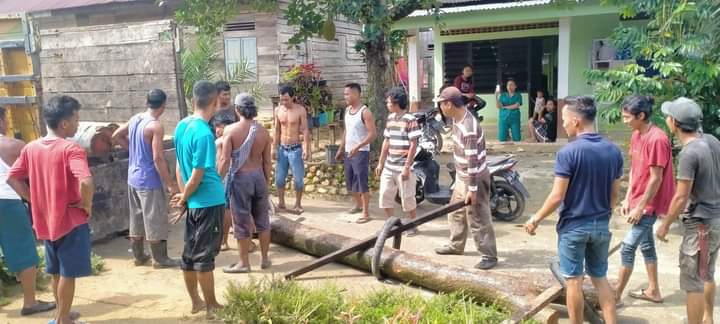 Mau Belanja Saja Tidak Bisa,Akibat Musim Hujan,Akses Jalan Terputus Masyarakat Buat Jalan Alternatif