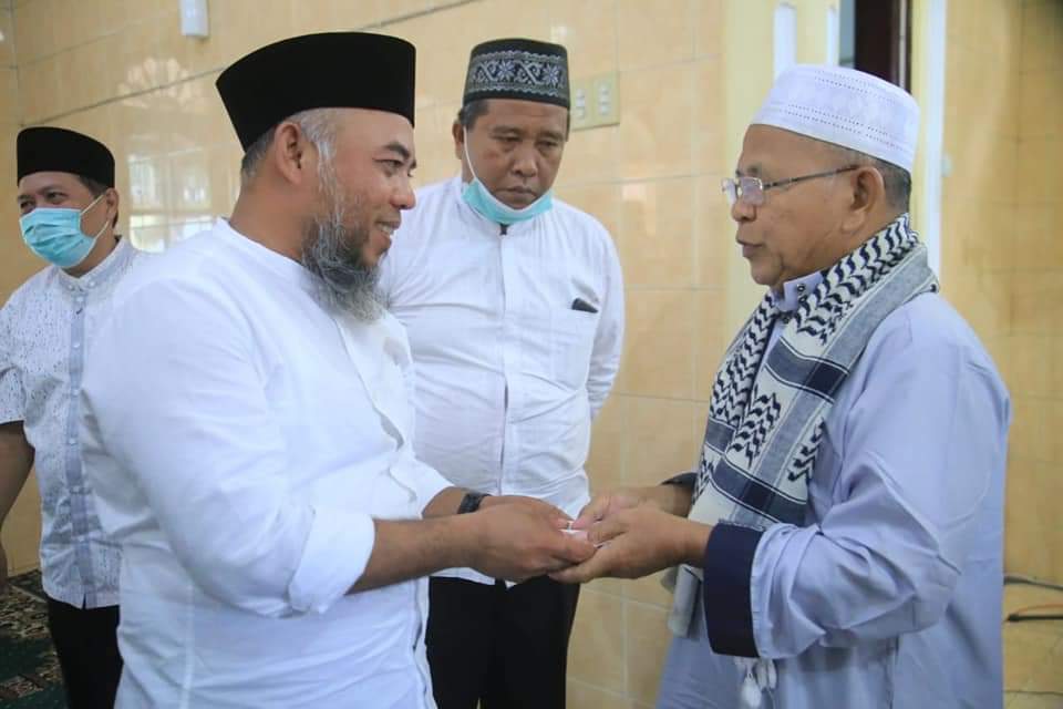 Edisi Jumling, Bupati Labuhanbatu Andi Suhaimi Sholat Berjamaah Bersama Dirut RSUD di Masjid Al-Ihksan.
