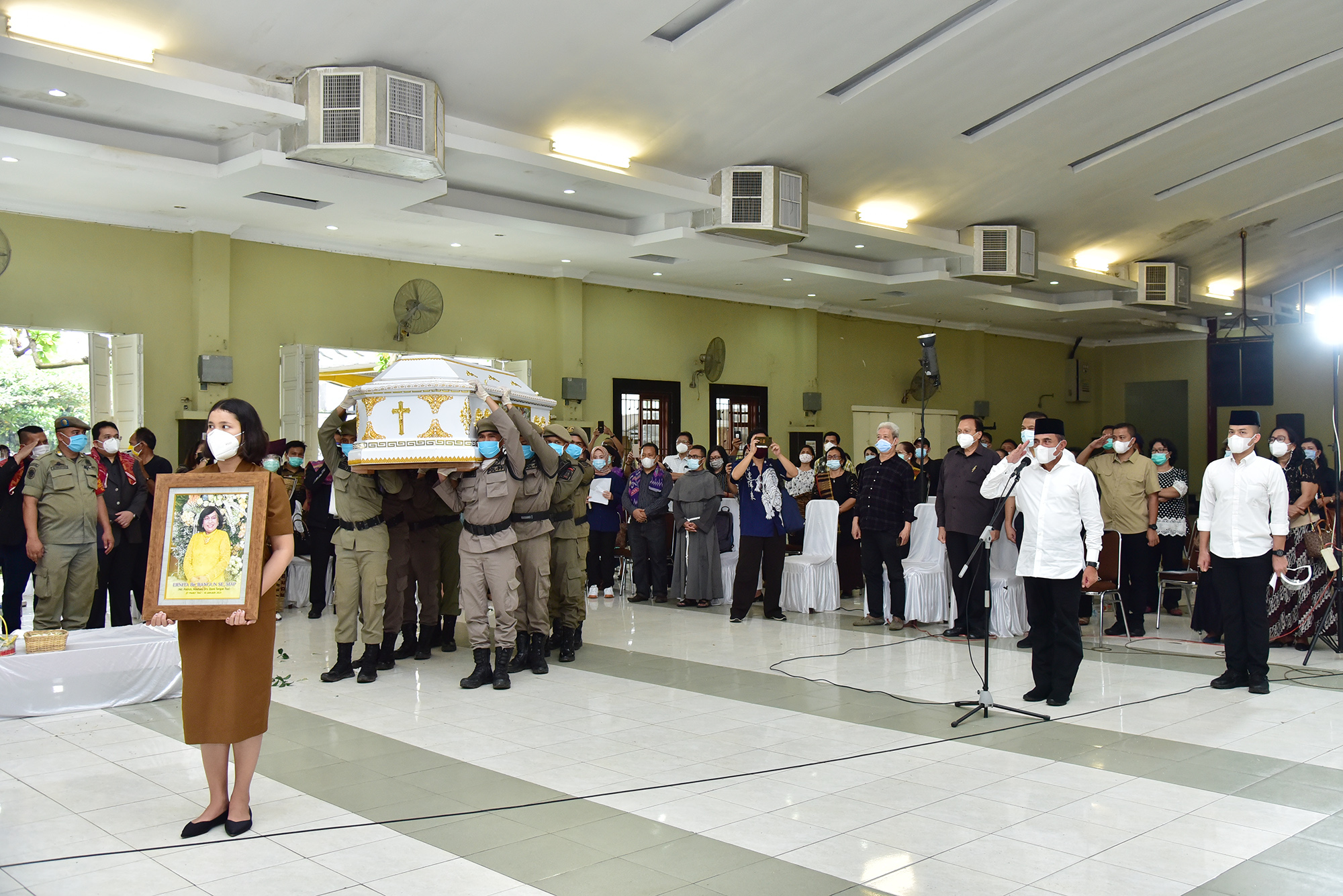Gubsu Pimpin Upacara Pelepasan Jenazah Ernita boru Bangun