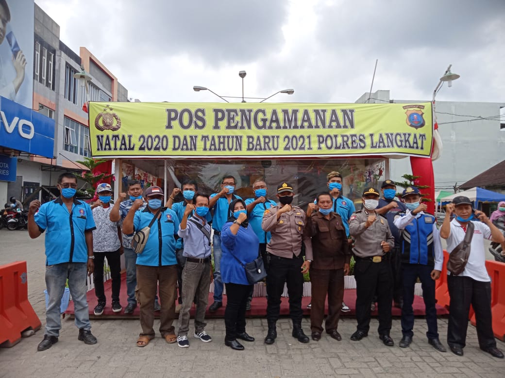Bersinergi Dengan Polres Langkat Dan Koramil 07 Stabat,DPC KWRI Langkat Bagi 1500 Masker