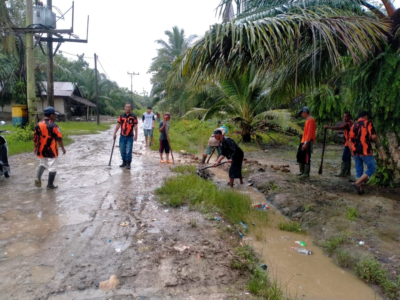 Masyarakat dan Pemerintahan Desa Serta Ranting Pemuda Pancasila Pasar Rawa Gotroy Jalan Rusak