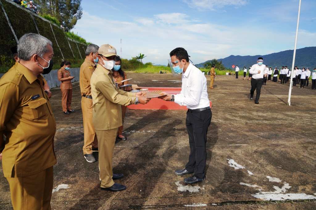 Awal Tahun 2021 Pj. Bupati Pakpak Bharat Kaiman Turnip Menyerahkan SK CPNS