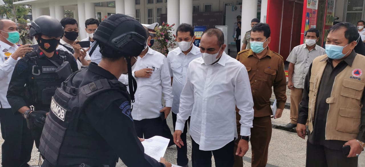 Tiba di Bandara KNO, Vaksin Covid-19 Dikawal Personil Detasemen Gegana Brimob.