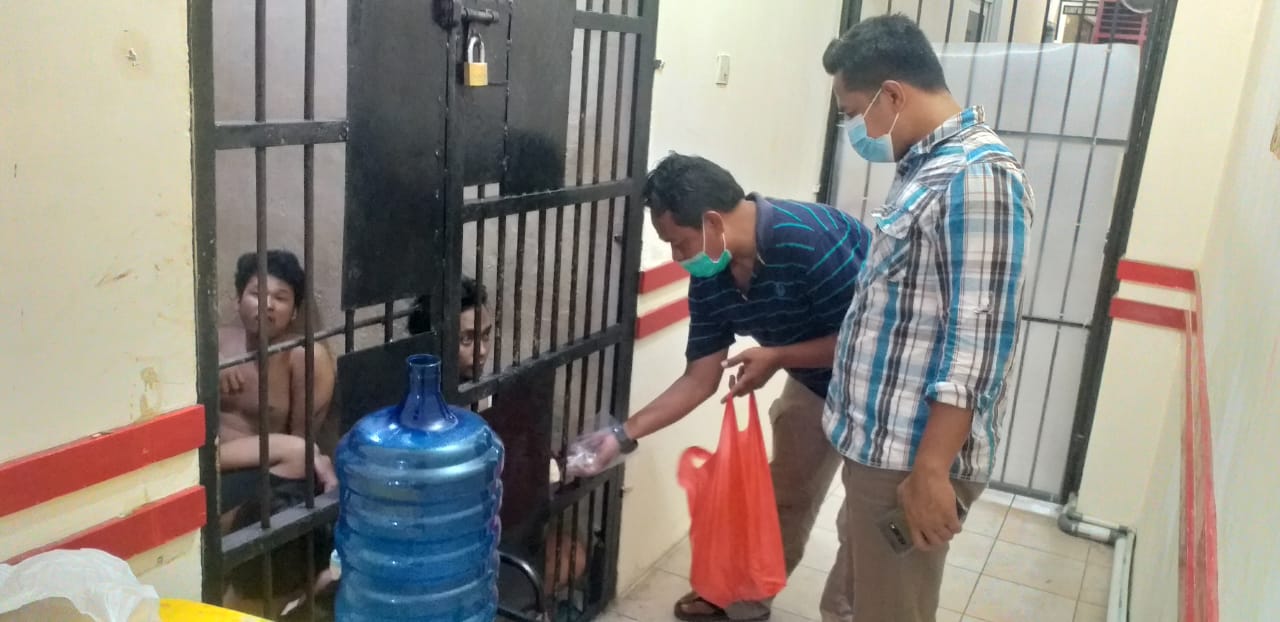 Polsek Medan Baru Beri Asupan Makanan Tambahan Kepada Tahanan