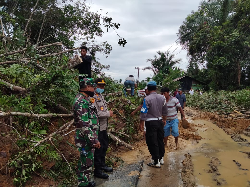 Kabid Humas Polda Sumut : Polsek Sorkam Bersama TNI dan Warga Gotongroyong Mengevakuasi Material Longsor