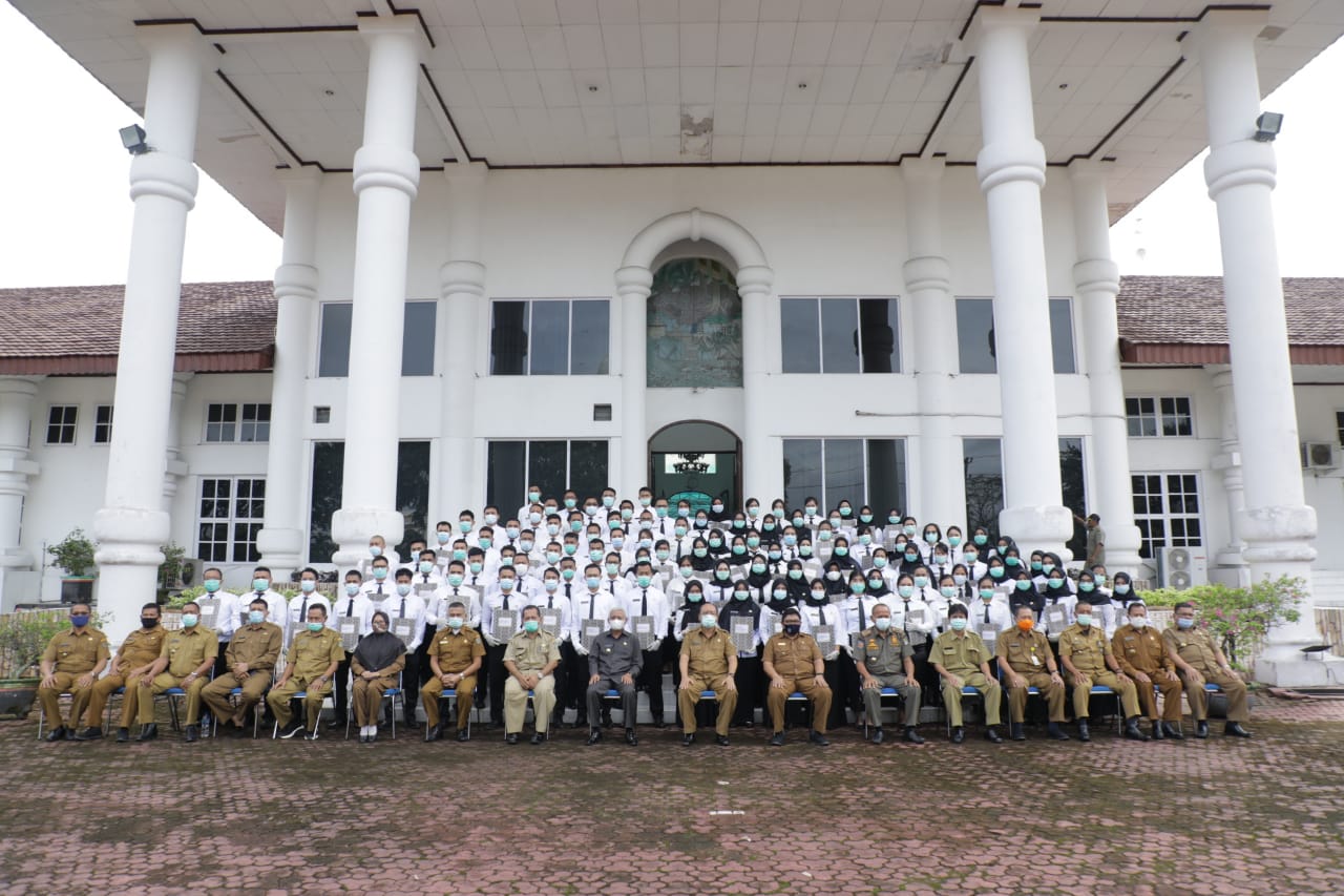 Bupati Asahan Serahkan SK Â Pengangkatan CPNS di Lingkungan Pemkab Asahan Formasi Tahun 2019