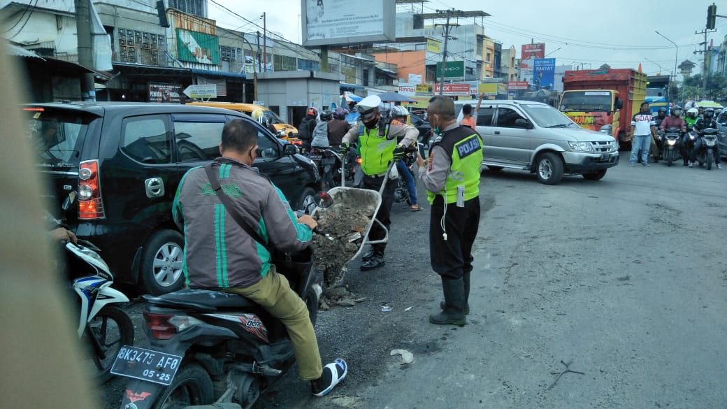Polantas Polsek Sunggal Cipkon Lalin Lancar Timbun Jalan Rusak