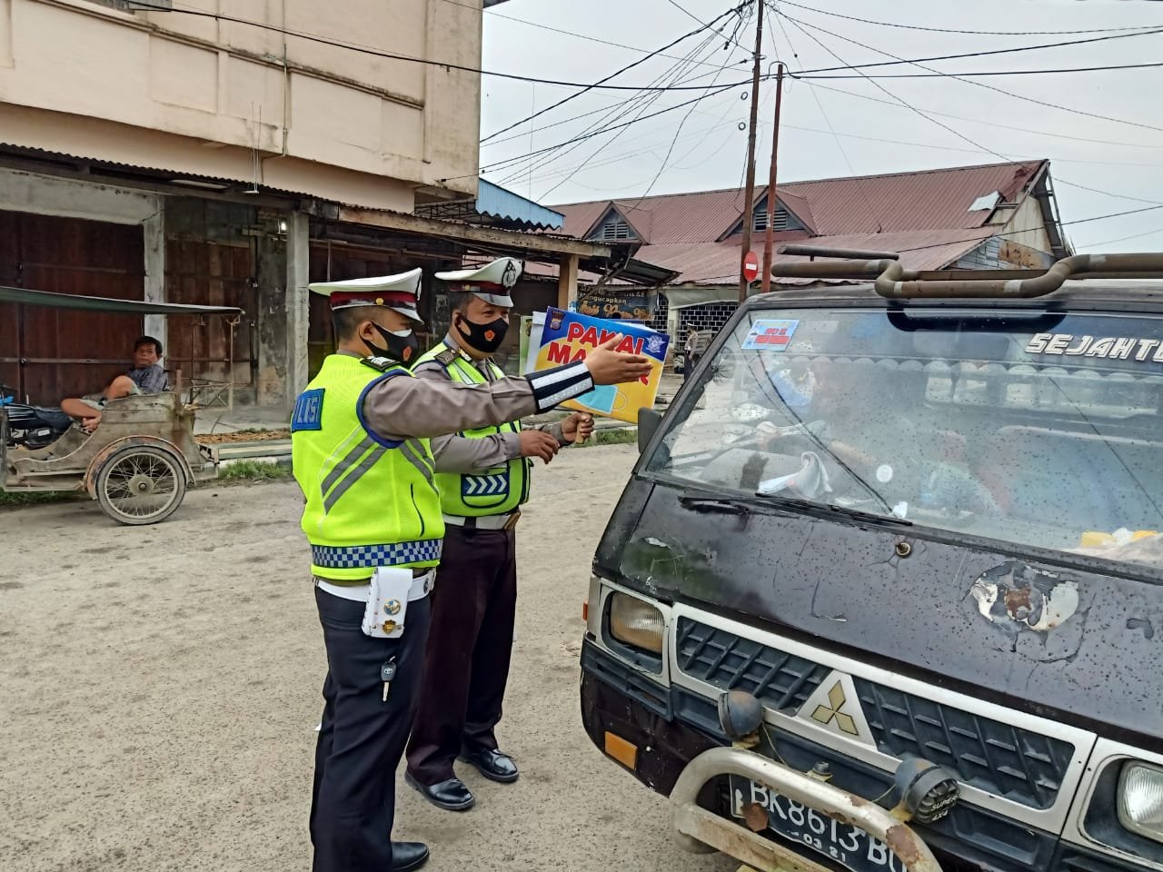 Sosialisasikan Penggunaan Masker, Sat Lantas Polres Tanjung Balai Tempelkan Stiker 