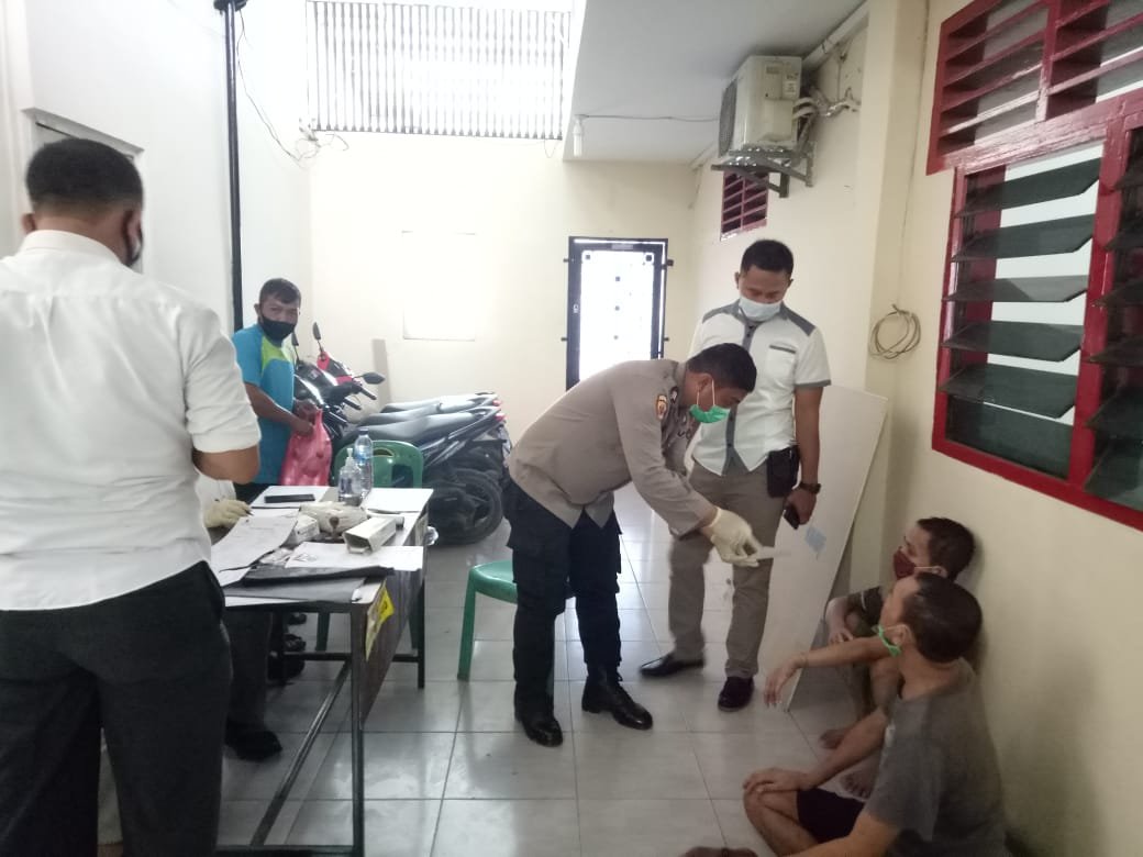 Antisipasi Virus Covid-19, Polsek Medan Baru Cek Kondisi Kesehatan Tahanan