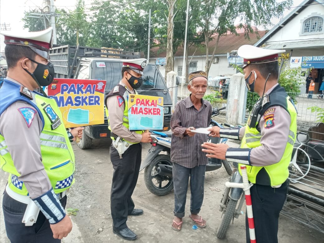 Lagi, Satlantas Polres Tanjung Balai Rutin Bagikan Masker Gratis