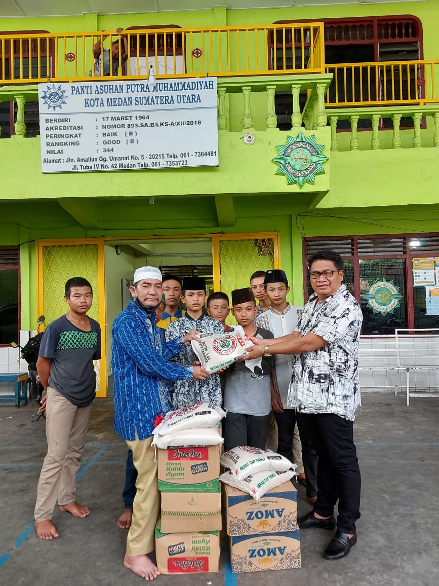 Peduli Anak Yatim, PU/Pimred Harian SUMUT24 Group Serahkan Sembako di Panti Asuhan Muhammadiyah Medan
