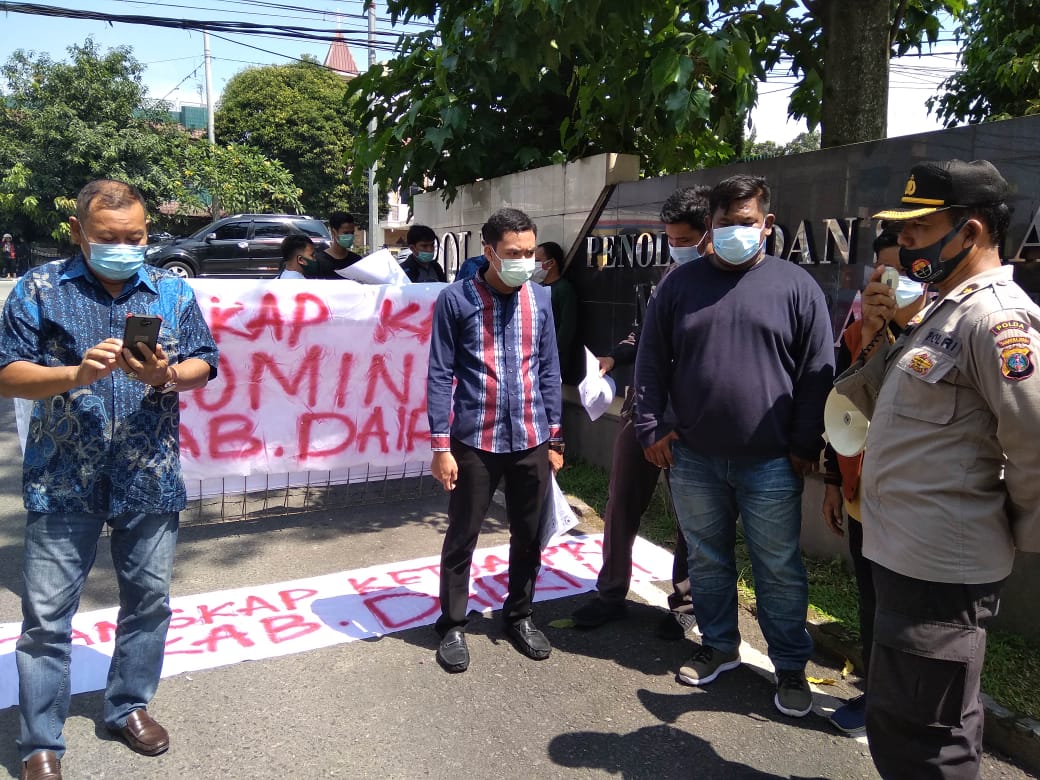 Massa Garansi Geruduk Mapolda Sumut Tuntut Dugaan Korupsi CSR di Dairi