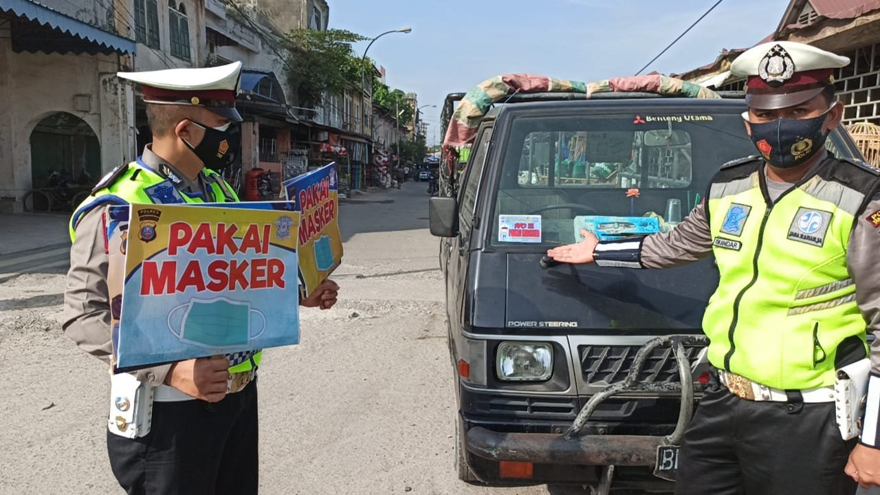 Sosialisasi Hindari Covid-19, Sat Lantas Polres Tanjung Balai Tempelkan Stiker 