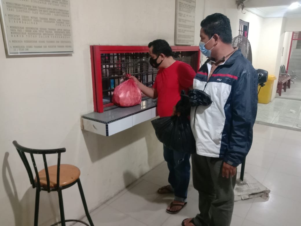 Peduli Kesehatan Tahanan, Setiap MalamÂ  Polsek Medan Beri Makanan Tambahan Ubi Rebus