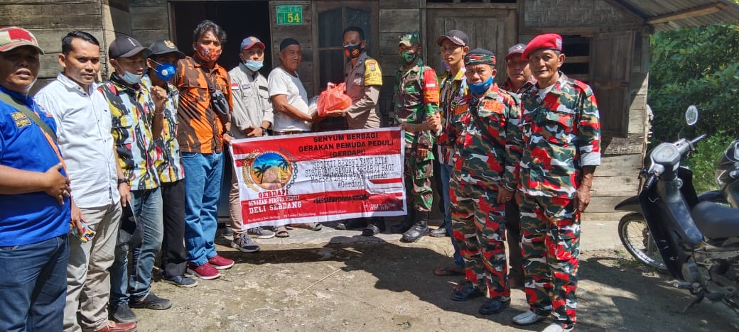 Jompo warga Bagan Serdang dapat bingkisan sembako dari Gerdapi Pantai Labu.