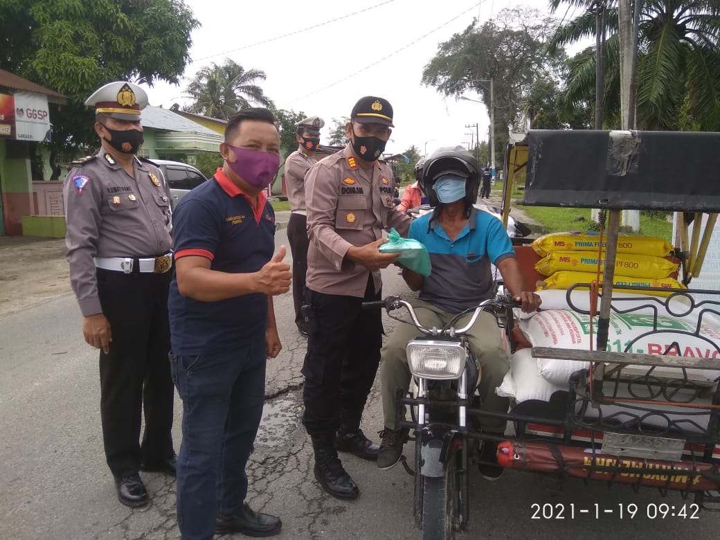 PI News dan Kapolsek Beringin bagikan Nasi kotak ke penguna lalu lintas yang taat aturan.