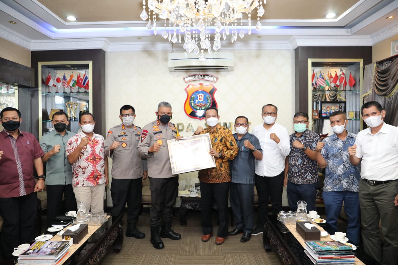 Kapolda Sumut Terima Piagam Penghargaan Dari KPU Provinsi Sumut