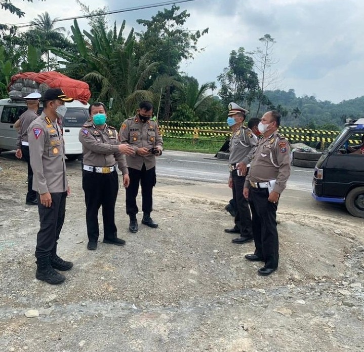 Dirlantas Polda Sumut Tinjau Longsor di Jalan Medan - Brastagi