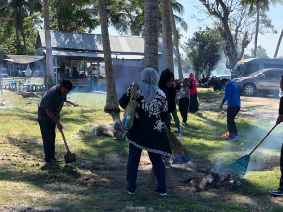 Dukung Program Sadar Wisata Halal, ASN Aceh Timur Gotong Royong di Lokasi Pantai