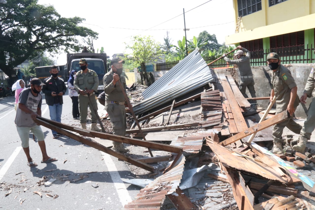 Satpol PP Kota Medan Tertibkan PK5 di SD Negeri 060902 Medan