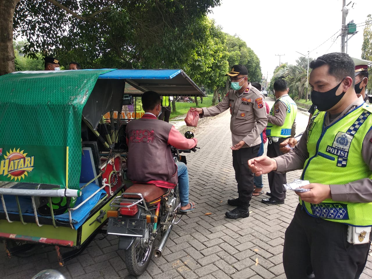 Kapolsek Patumbak Jumat Barokah Berbagi Bersama dengan Penarik Becak