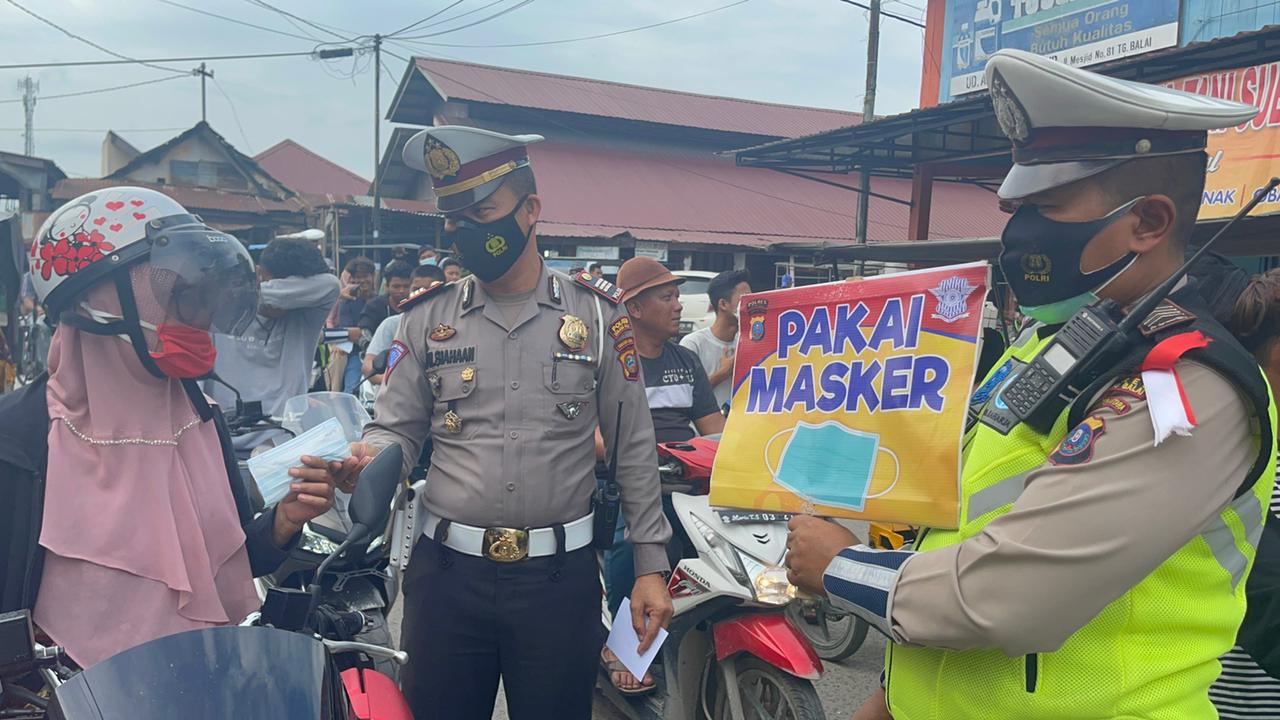 Satlantas Polres Tanjung Balai Imbau Masyarakat Cegah Covid-19 dengan Membagikan Masker Gratis