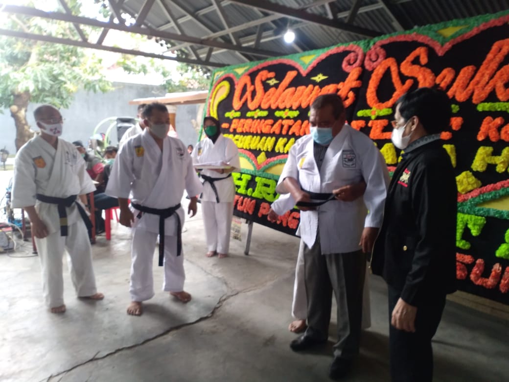 Ketua PWI Sumut Terima Sabuk Hitam Karate Kala Hitam
