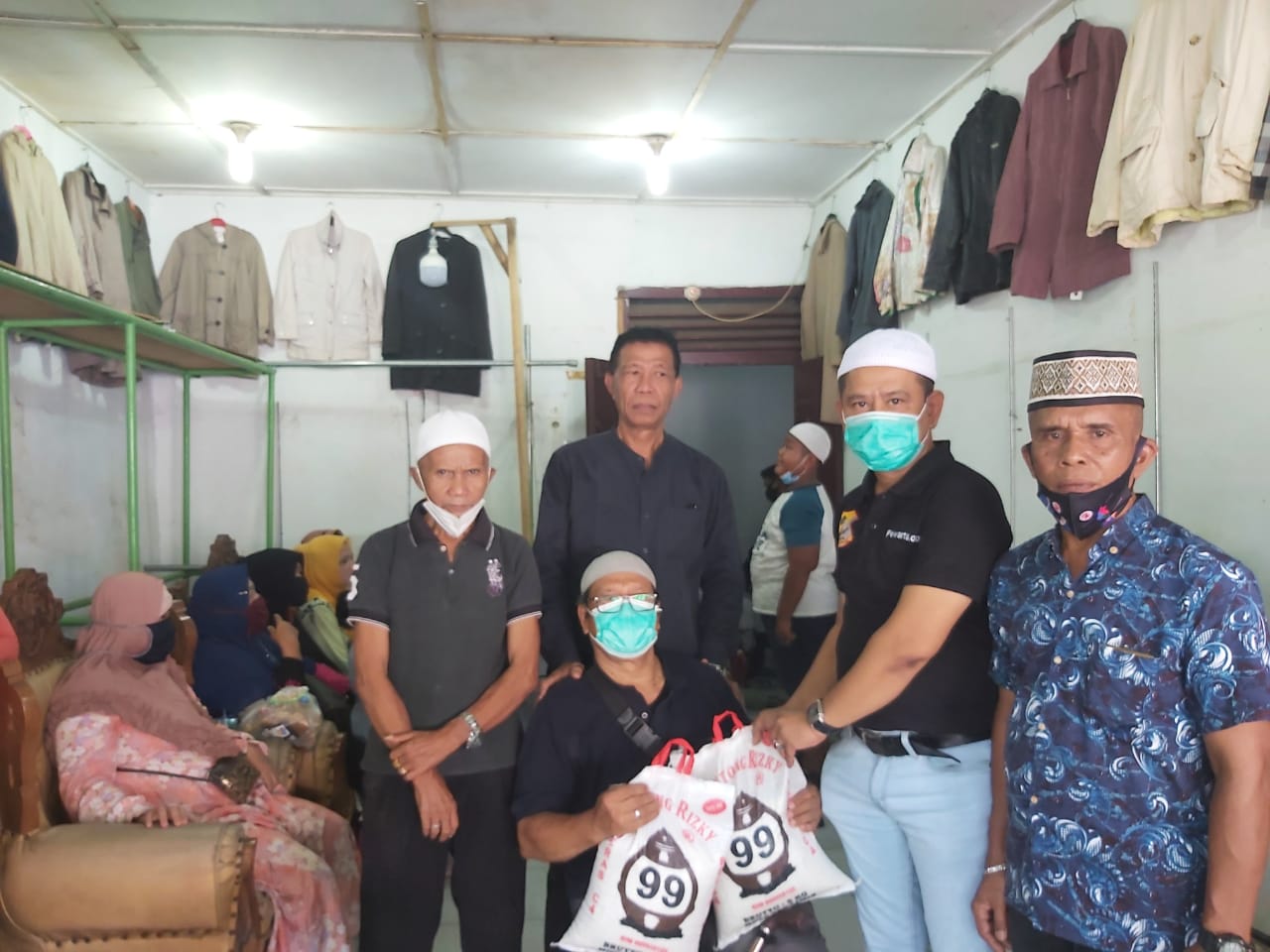 Melayat Ke Rumah Duka, Ketua Pewarta Berikan Santunan Kepada Keluarga Almarhum Herman Koto