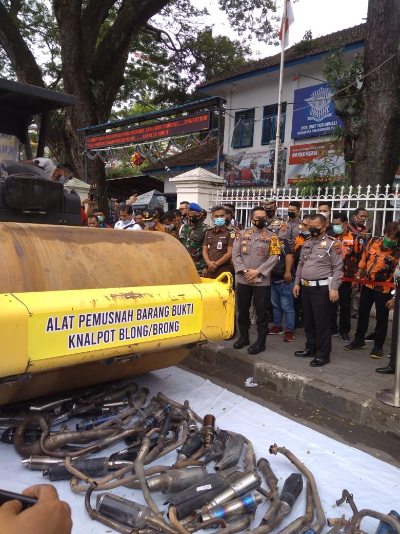 Satlantas Polrestabes Medan Musnahkan Ribuan Knalpot Blong dengan Alat BeratÂ 