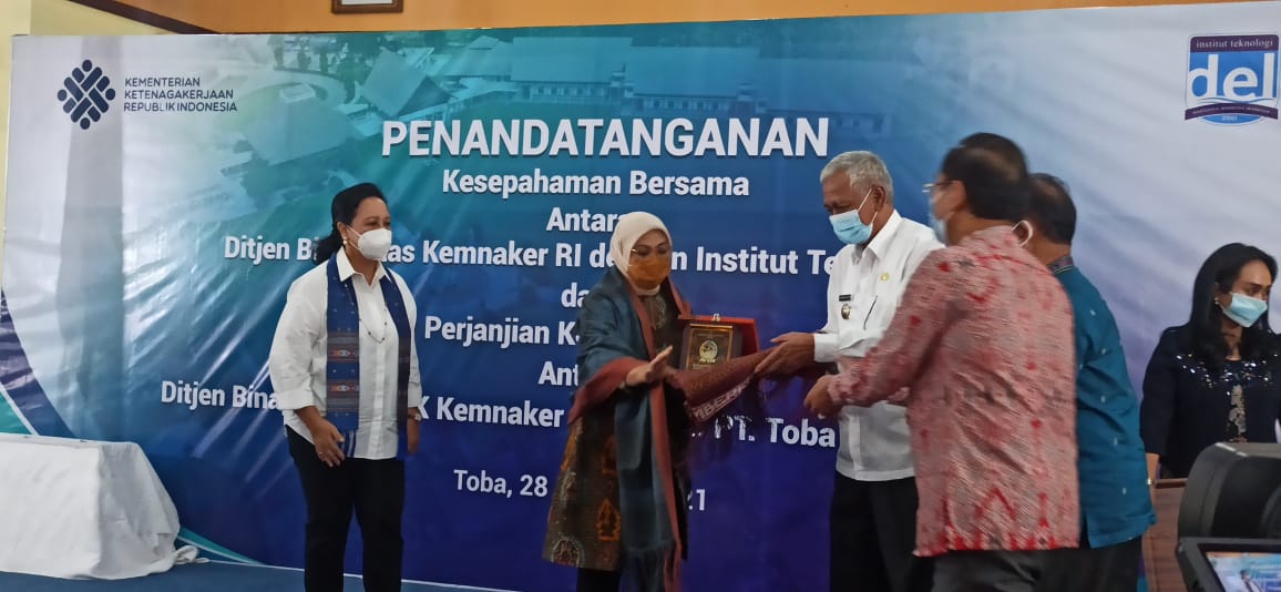 Kemnaker Tandatangani Mou Kerjasama Peningkatan SDM dan Perluasan Kesempatan Kerja di Kawasan Toba