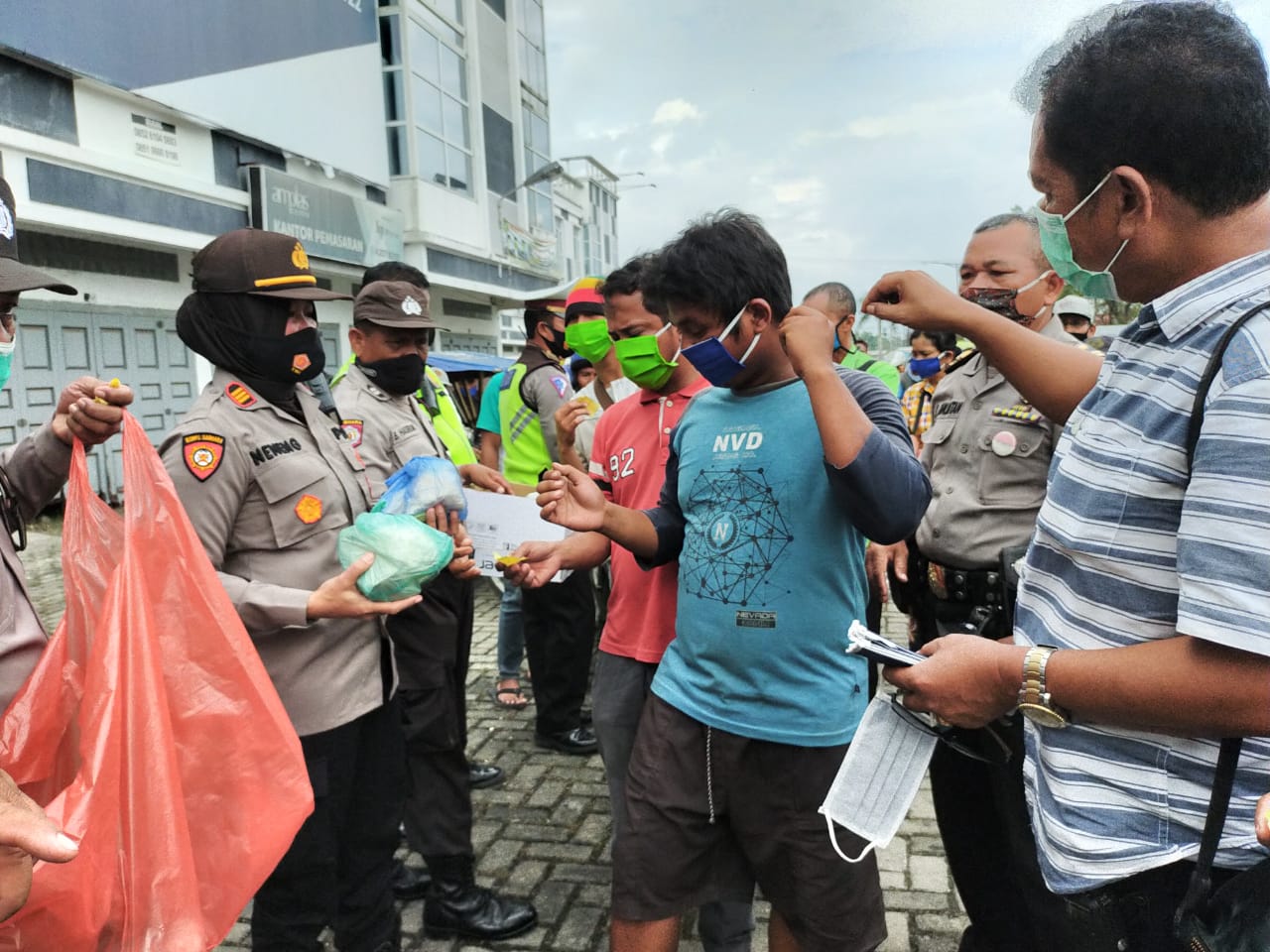 Kapolsek Patumbak Bagikan 100 Nasi Kotak Kepada Tukang Becak