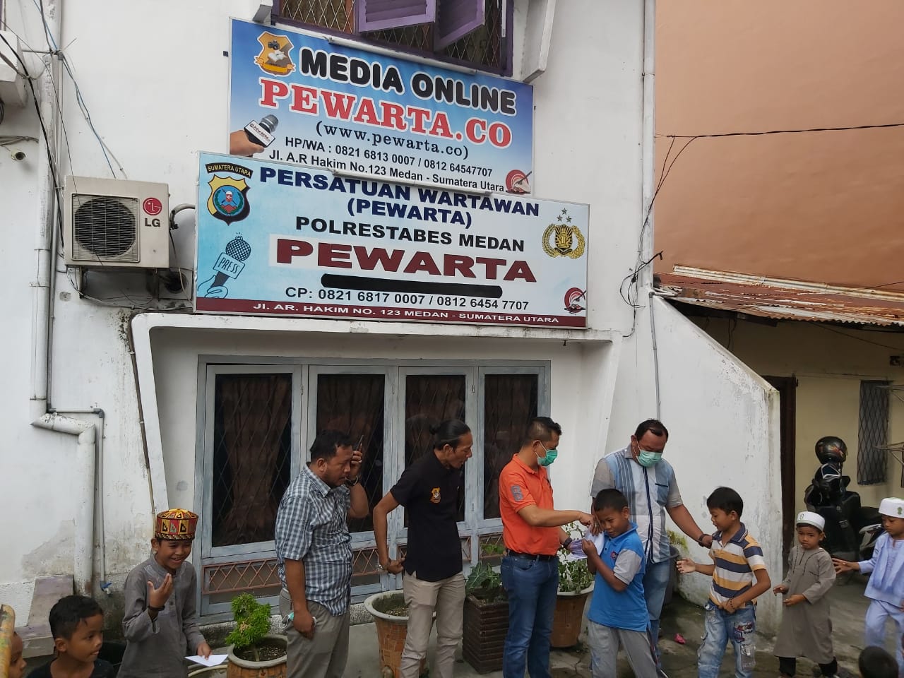 Ketua Pewarta Santuni Ratusan Anak Yatim Terdampak Covid-19Â 