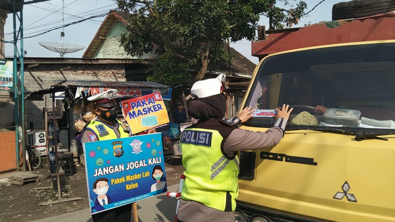 Sosialisasi Hidup Sehat Mencegah Covid-19, Satlantas Polres Tanjung Balai Tempelkan Stiker 